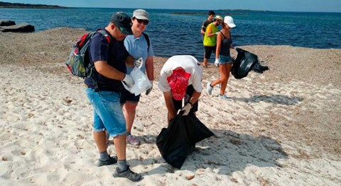Amics Terra participa limpieza playa es Carbó y pide civismo usuarios