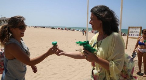 Reparto ceniceros y bolsas sostenibles playas Cádiz