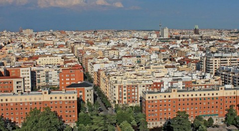Varios distritos madrileños estrenan recogida basura mediante carga lateral