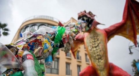 'dragón' Greenpeace escupe plástico frente cumbre océanos Malta