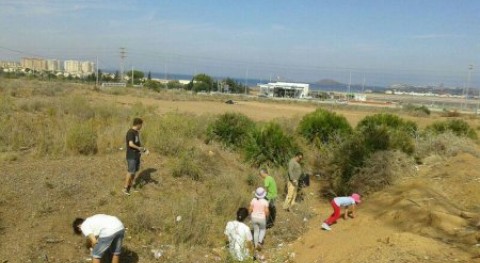 Voluntarios retiran residuos alrededores discoteca Trips, cerca Calblanque
