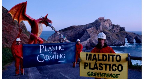 Greenpeace lucha avalancha plástica empresas dragón gigante Rocadragón