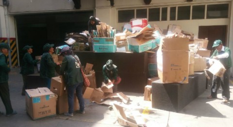 recicladores damnificados Lurigancho–Chosica, Perú, reciben materiales reciclables