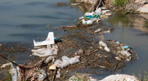 papel ríos transporte residuos plásticos al mar