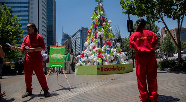 Greenpeace levanta árbol Navidad bolsas plástico Santiago Chile