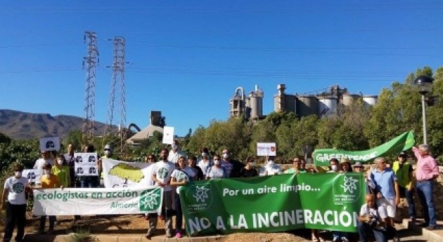 Ecologistas protesta frente cementera CEMEX Gádor