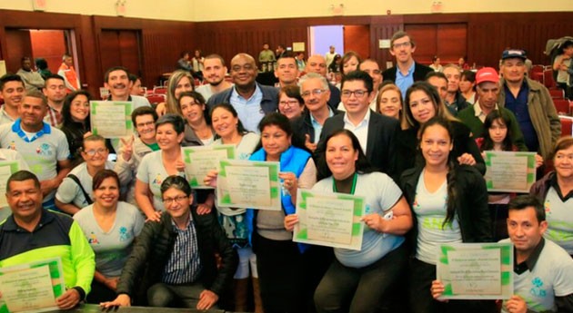 93 recicladores colombianos se convierten gestores ambientales urbanos