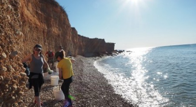 Ecologistas Acción retira más 400 kg residuos playa Surrach