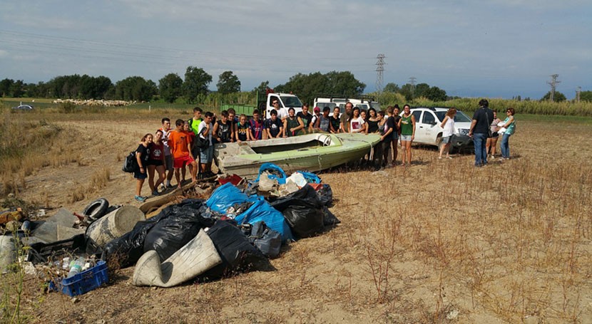 20 jóvenes realizan tareas limpieza y recogida residuos Aiguamolls l'Empordà