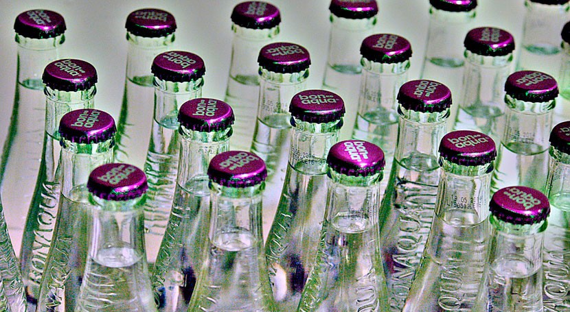 75% consumidores españoles prefiere beber agua envasada vidrio