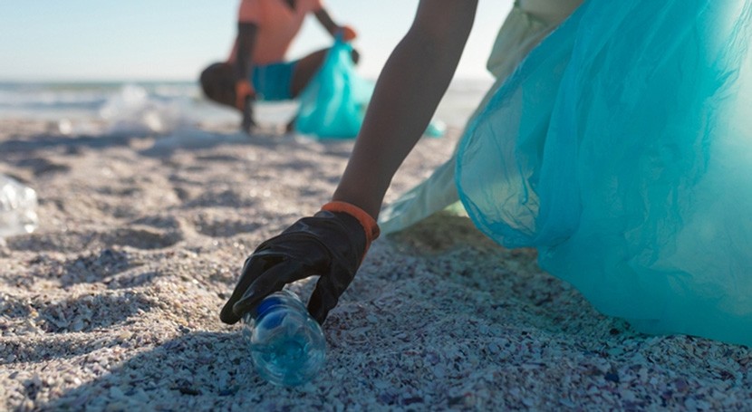 Implicación juventud recogida residuos plásticos playas caribeñas