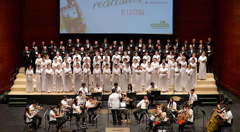 música y reciclaje llenan Donostia Orquesta Instrumentos Reciclados Cateura