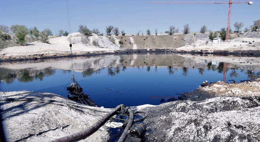 Madrid ya ha extraído 24.800 toneladas aceite laguna Arganda