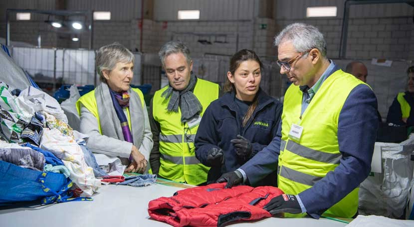 Carlos Izquierdo visita planta gestión residuos textiles más grande mundo