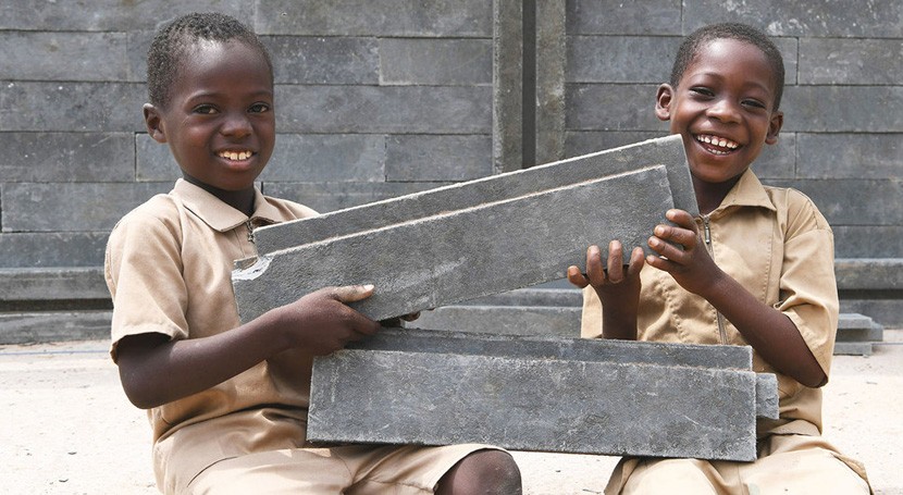 plástico reciclado construye miles aulas clase África