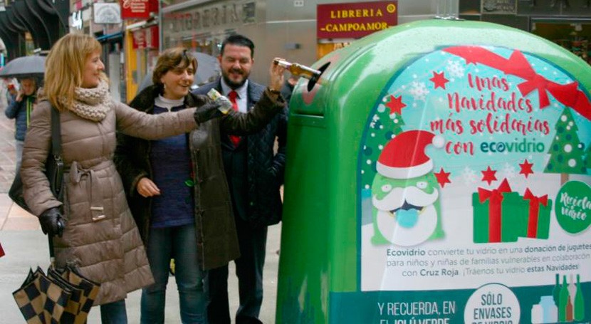 Oviedo impulsa campaña solidaria reciclaje vidrio Navidad