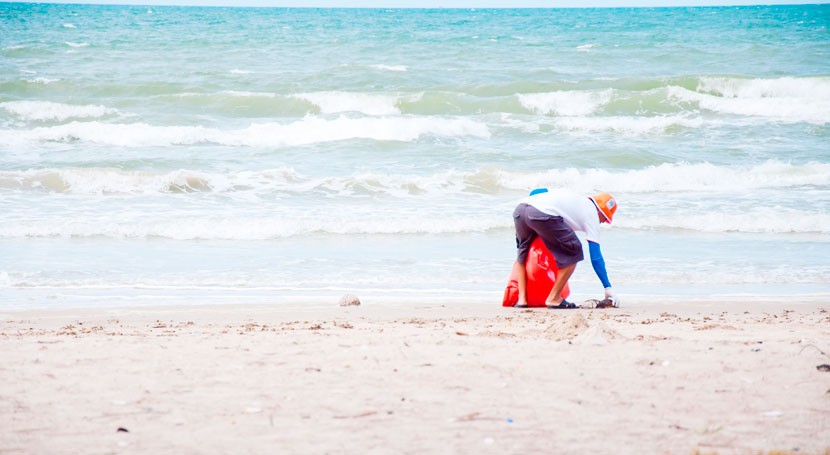 primera botella champú hecha plástico recogido playas es realidad