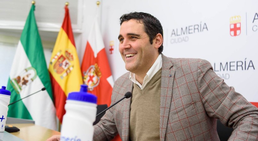 Almería insta recoger excrementos y echar agua orines orines perros