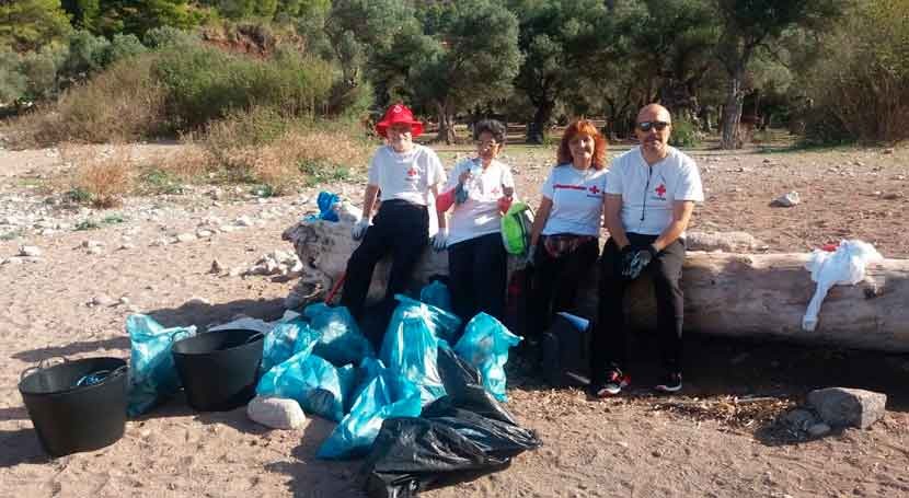 Voluntarios Cruz Roja recogieron 677 kilogramos residuos litoral mallorquín 2016