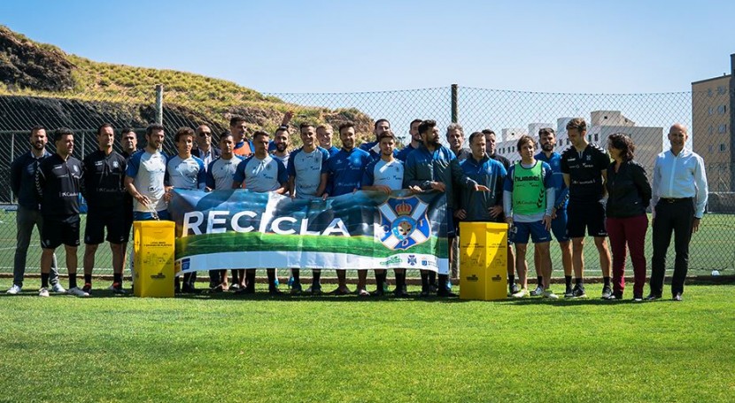 CD Tenerife promueve reciclaje envases aficionados blanquiazules