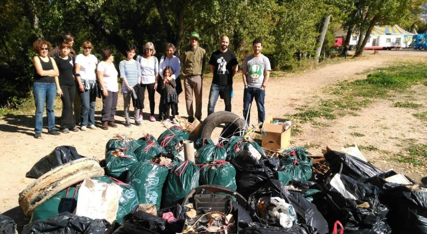Voluntarios recogen 400 kilos basura riberas ríos Júcar y Moscas